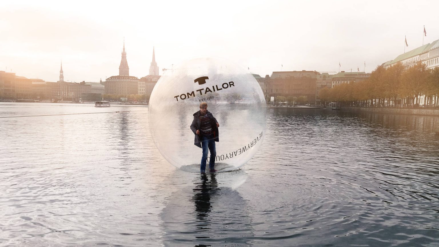 Tom Tailor Guerilla Werbung Walking Balls auf Hamburger Alster