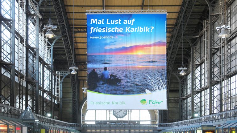 Big-Banner in Hamburger Bahnhofshalle m Corporate Design für Insel Föhr