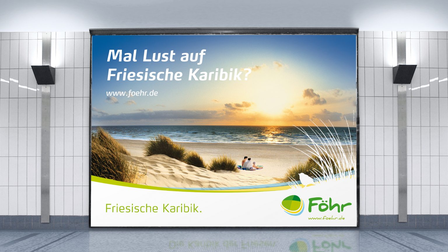 Plakat mit Werbung im Hamburger Bahnhofshalle m Corporate Design für Insel Föhr