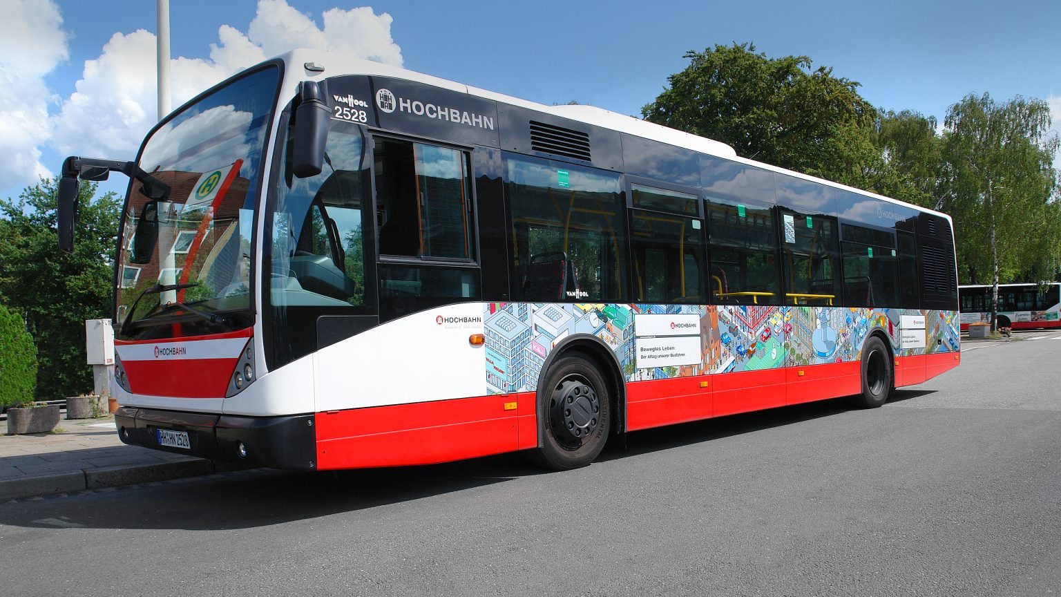 Ambient-Media Busgestaltung mit Pixel-Illustration zur Hochbahn Busfahrer-Kampagne