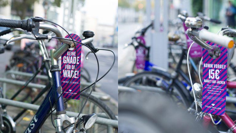 Tom Tailor Guerilla-Werbung und Promotion mit Bügel-Flyern bzw Bikecards