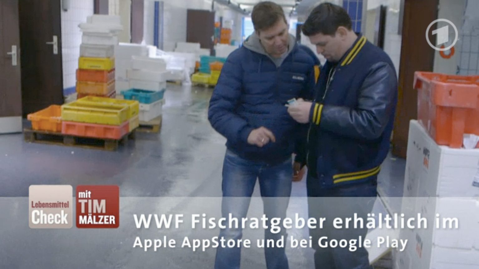 Tim Mälzer mit WWF Fischratgeber App im Lebensmittel-Check
