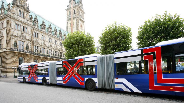 XXL-Bus Gestaltung für die Hamburger Hochbahn