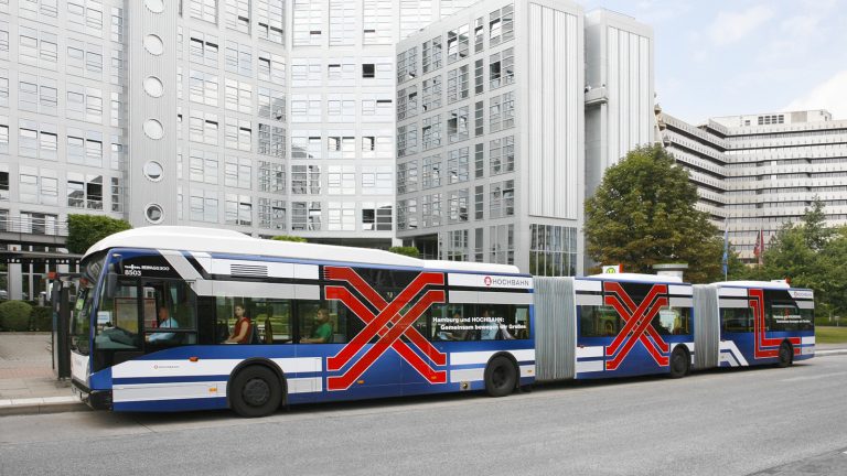 XXL-Bus Gestaltung für die Hamburger Hochbahn