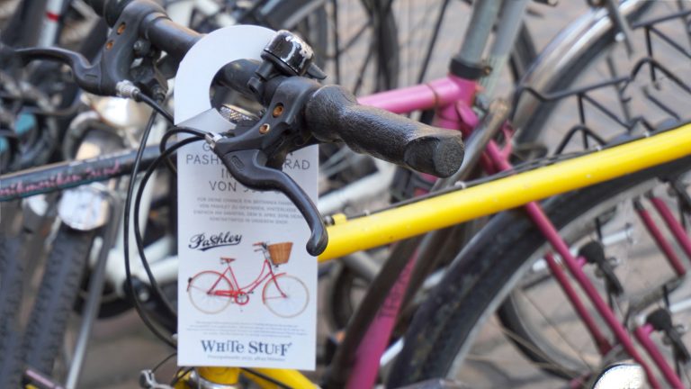 Guerilla-Aktion mit Bügelflyer Bike Cards für White Stuff Shop Eröffnung