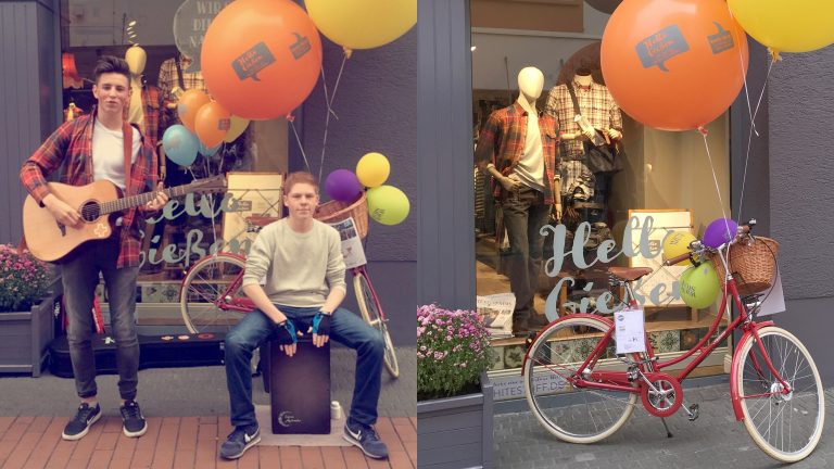 Lokale Musiker und Fahrrad-Gewinnspiel zum Shop-Eröffnungs-Event für White Stuff