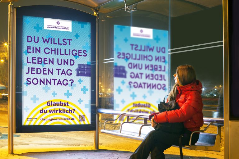 EVLKA Chillen mockup Bus Citylight START 10 Frau betrachtet Plakat der Nachwuchskampagne