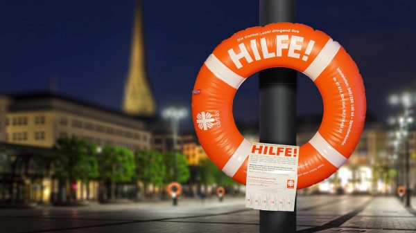 Guerilla Marketing mit aufblasbaren Rettungsringen für die Caritas Hamburg am Rathausmarkt