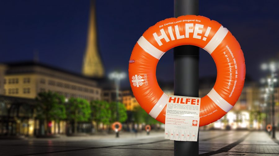 Guerilla Marketing mit aufblasbaren Rettungsringen für die Caritas Hamburg am Rathausmarkt