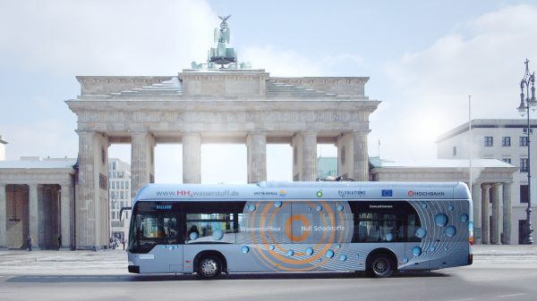 HHA-Wasserstoffbus-Brandenburger-Tor-design-Orange-Cube-Werbeagentur-Hamburg